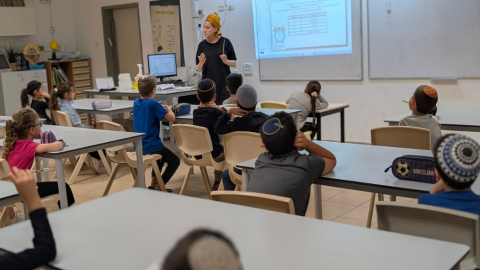 שוברים את תקרת הזכוכית: תלמידי שדות נגב מתכוננים למבחני המחוננים